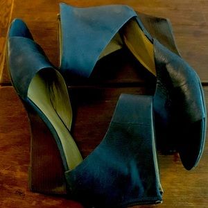 Franco Sarto size 9.5 navy wedges